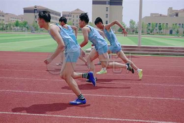 梦见很多同学在学校操场上跑步