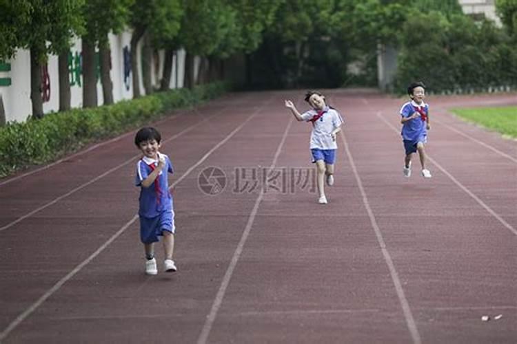 梦见很多同学在学校操场上跑步