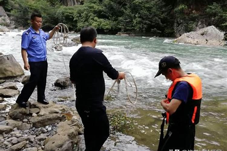 梦见河流的水很大很急被困中间,有梯子脱险