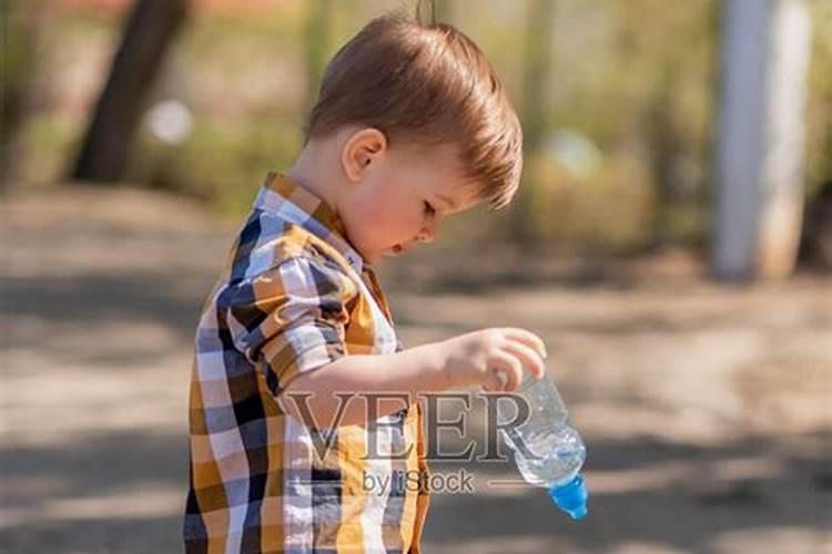 梦见孩子把水洒在地上