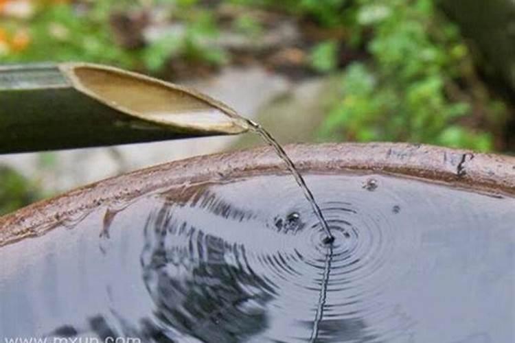 梦见下雨到处都涨满水