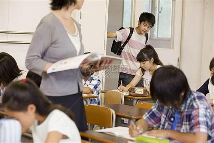 梦到自己回到了小学学校上学