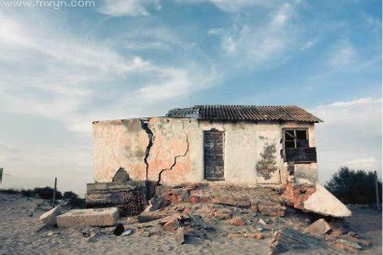 梦见老房子下雨倒塌是什么意思