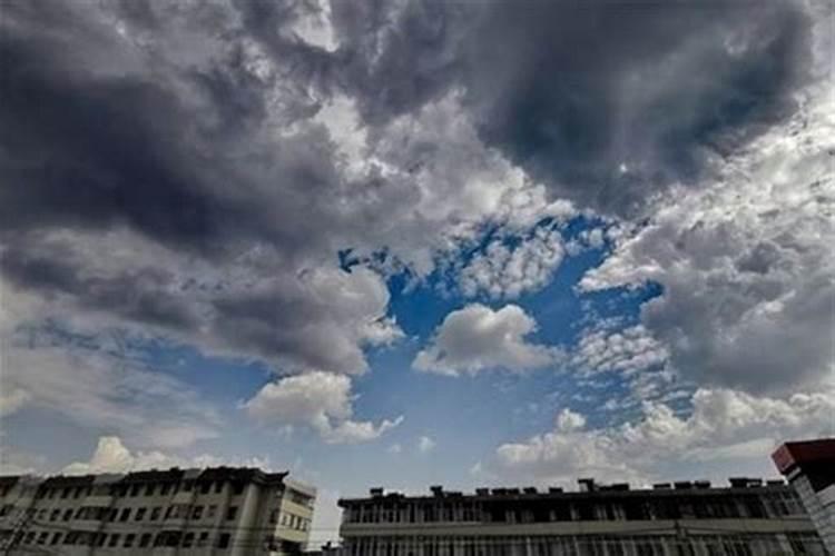 梦见天空乌云密布下雨给我淋湿