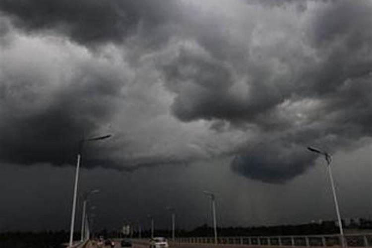 梦见天空乌云密布下雨给我淋湿