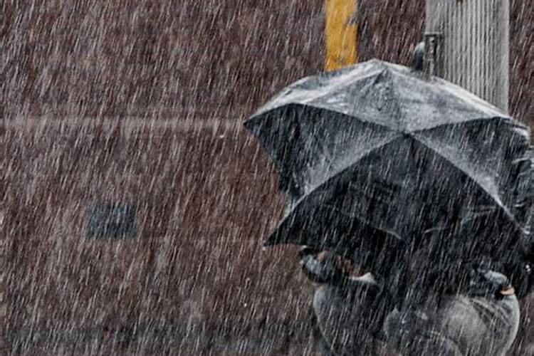 梦见黑云涌来好像下雨