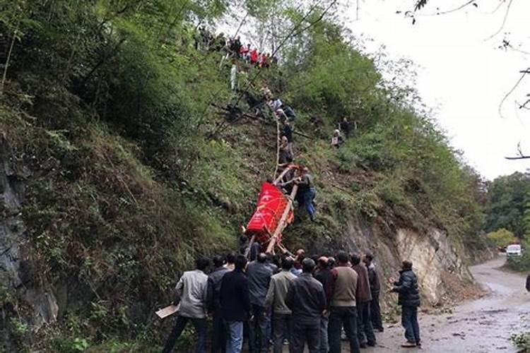 梦到出车祸死人是什么意思