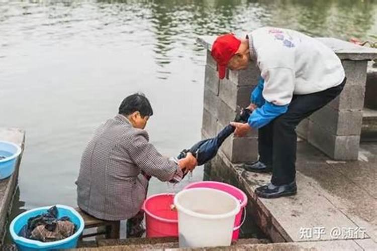 梦见和儿子一起开车冲到了山下去了