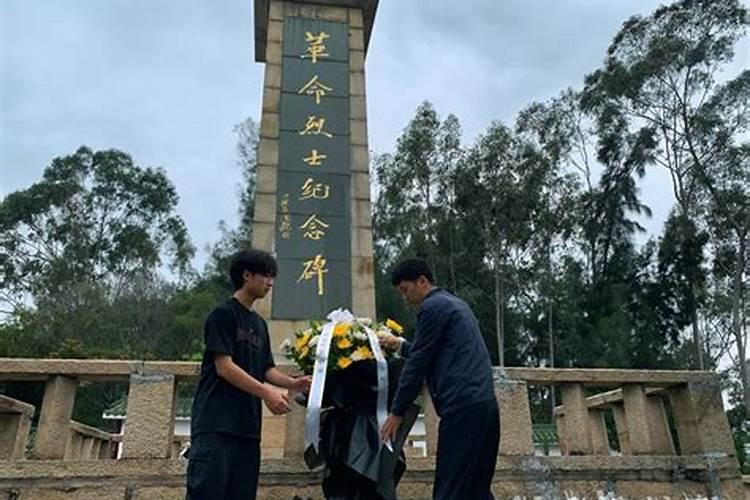 清明节祭扫革命烈士纪念碑