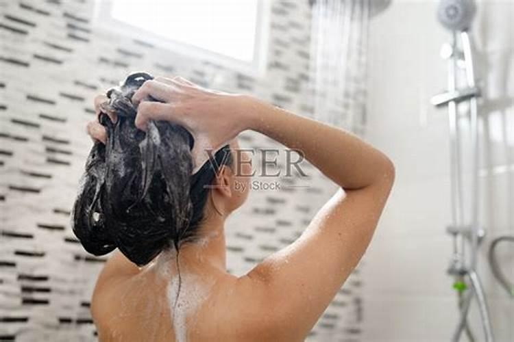 梦见水是什么预兆女人洗澡洗头