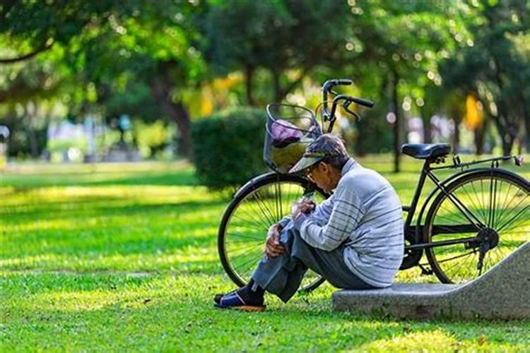 梦见老人不小心摔倒在地上