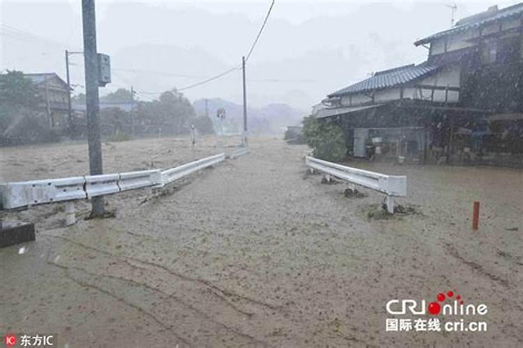 梦见洪水泛滥房屋垮塌